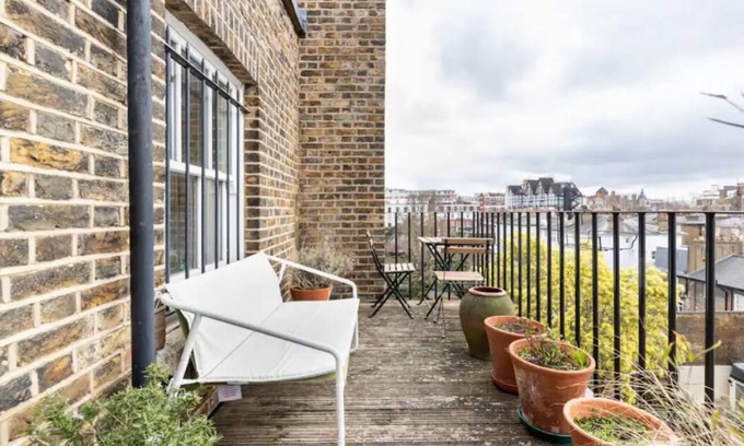 Abbey Road Apartment | Bright artistic flat w/ balcony and amazing city views