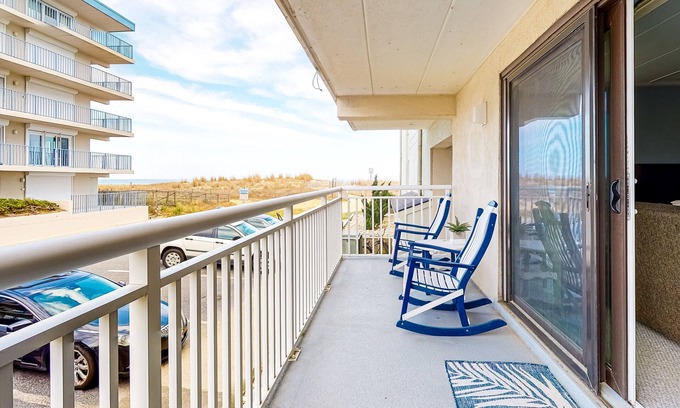 Midtown Ocean City Condo | Bright Beach Home Near the Boardwalk W/Beach Access, Free WiFi & Balcony
