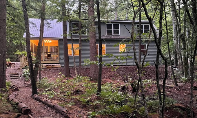 Norway Cottage | Bright beautiful clean 3br/2ba Lake House by Norway hiking, skiing & restaurants