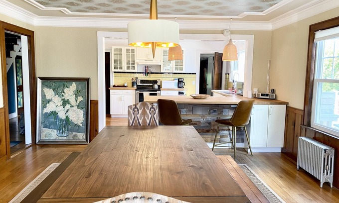 Misquamicut House | Bright, Big, walk to the BEST Beaches, passes provided, AC, deck, Private
