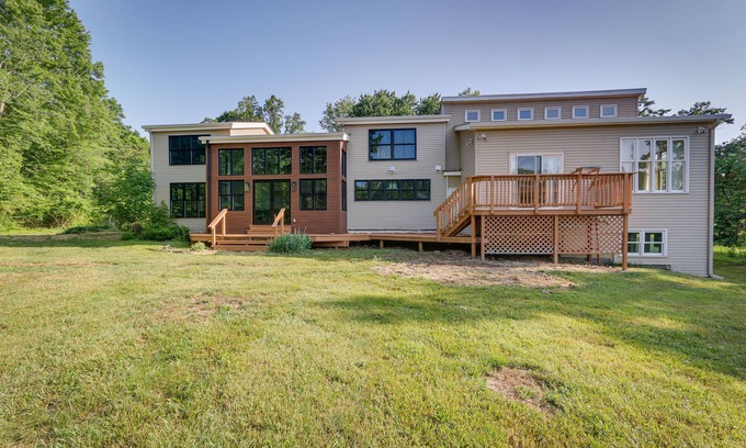 Bluemont House | Bright Bluemont Home w/On-Site Pond & Mtn Views!