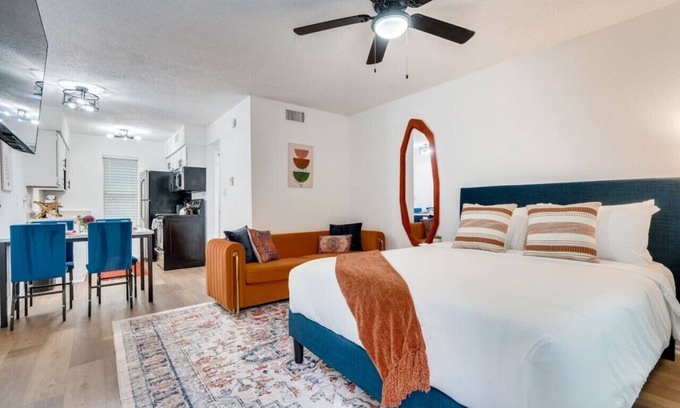 Hyde Park Apartment | Bright & Breezy Austin Studio - Sleeps 3