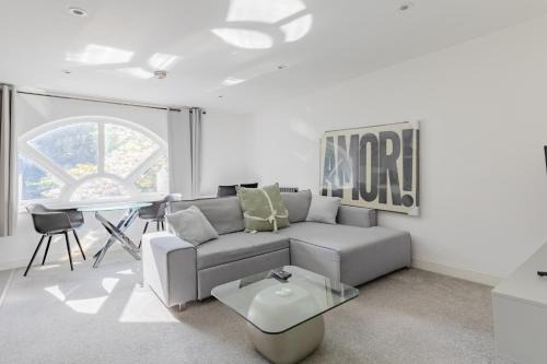 Rotherhithe Apartment | Bright Canal-Side Flat Canada Water