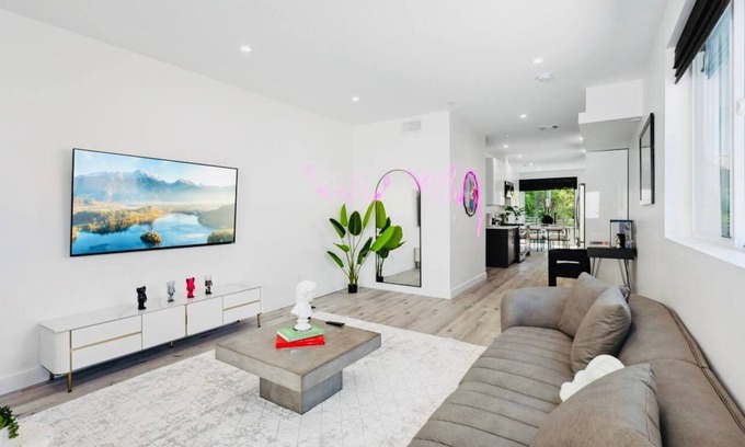 Los Angeles House | Bright & Chic3BR Townhome with Hollywood sign View