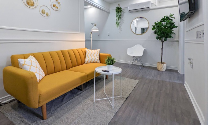 Windsor House | Bright & colorful downtown gem with free parking