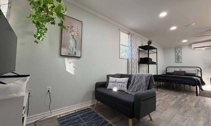 Turner Park Apartment | Bright & Comfortable Bungalow!