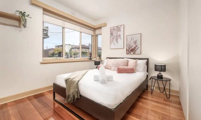 St. Kilda East Apartment | Bright & Comfy 2 Bedroom St Kilda East Apartment