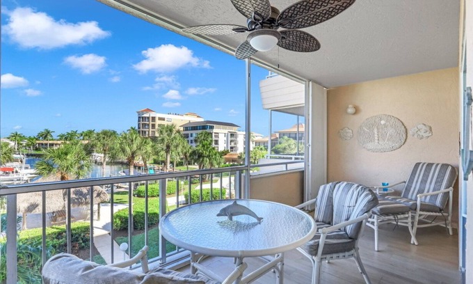 Marco Island Condo | Bright condo in community w/pool/steps to beach