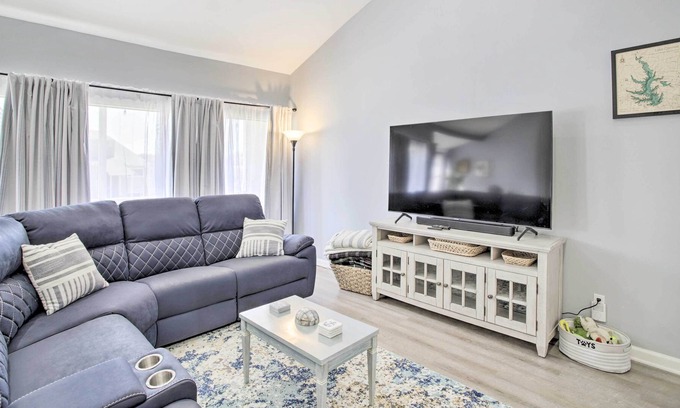 April Sound Condo | Bright Condo w/ Balcony + Pool on Lake Conroe