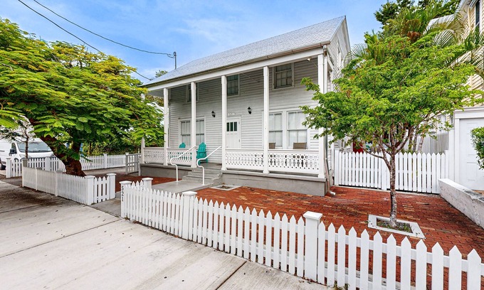 Key West Historic District Condo | Bright Condo with Homey Feel, Entertainment & Private Parking - Beach Nearby