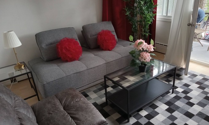 Mercier-Hochelaga-Maisonneuve Apartment | Bright cosy apartment short walk to metro green line near Olympic Village