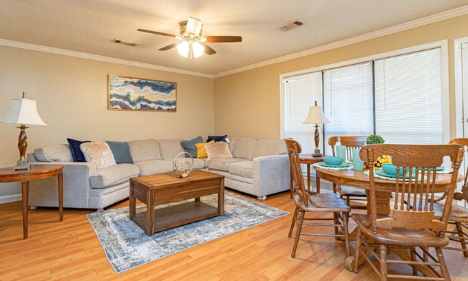Montgomery House | Bright & Cosy Carriage Hill Home For 4 Guests