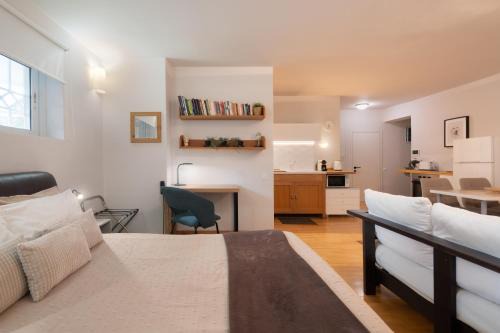 Glyfada Apartment | Bright, Cosy Studio close to Glyfada Beach & Center