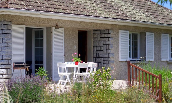 Nervieux Cottage | Bright cottage with large garden and private tennis