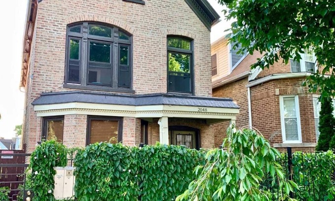 Palmer Square Apartment | Bright/Cozy/Hip 2/1 Apt | Logan Square