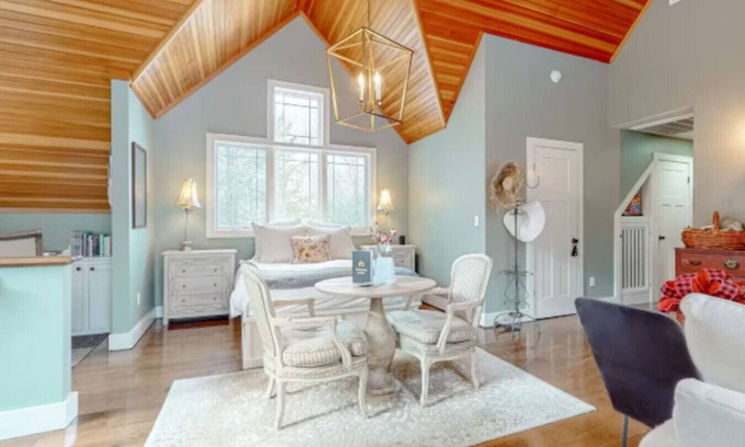 Wolfeboro Apartment | Bright & Cozy Studio w/Hot Tub | Walk to Lake