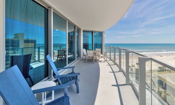 Daytona Beach Condo | Bright Daytona Beach 2BR Suite: Pool, Gym & Ocean View 806