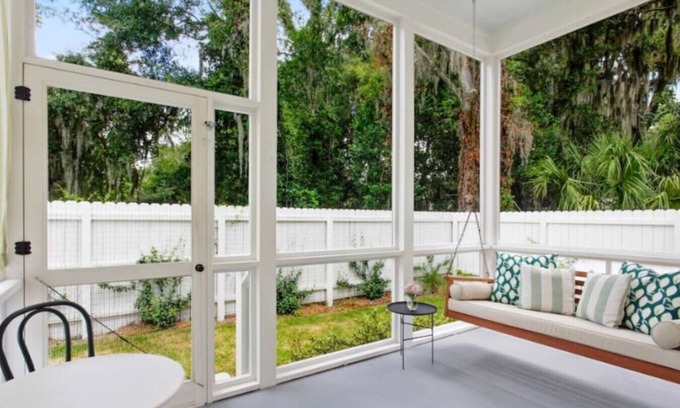 Northwest Quadrant Cottage | Bright Dreamy Cottage-Walkable to Water & Downtown