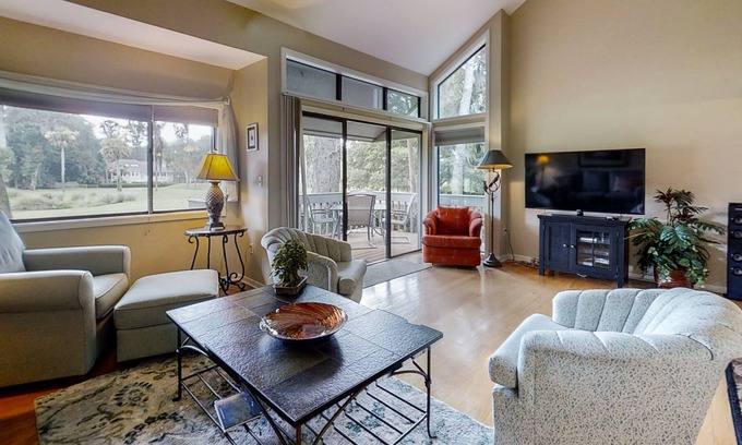 Palmetto Dunes Condo | Bright & eclectic villa w/ balcony & golf course view - close to the beach!