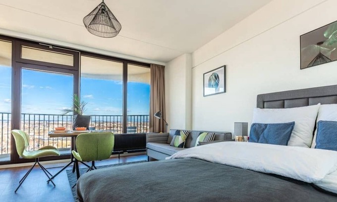 Antonsviertel Apartment | ☆BRIGHT: Fantastic Views ☆ Augsburg Center | Luxury | Congress | Balcony