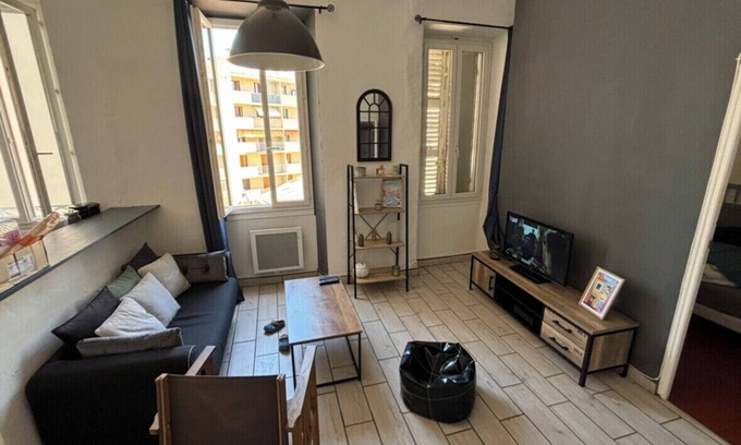 Saint-Lambert Apartment | Bright flat near the beach and Old Port