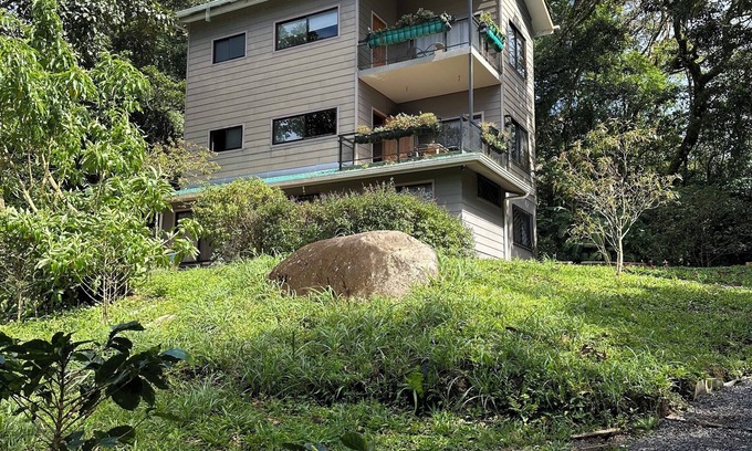 Monteverde Apartment | Bright Forest Retreat – 2BR w/Balcony, Walk to Town, Birds & Wildlife