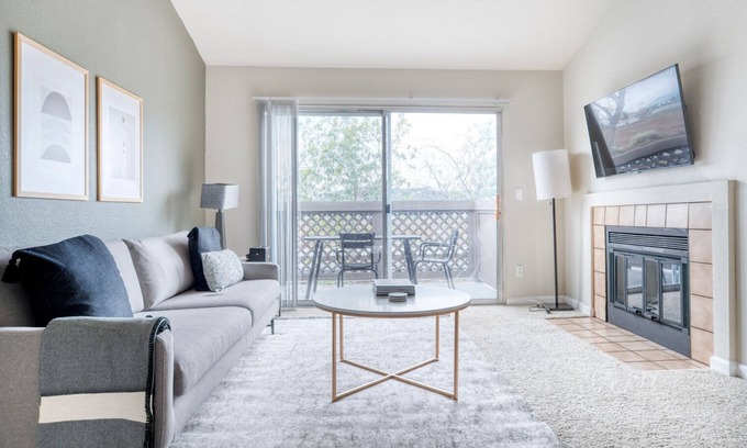 Foster City Apartment | Bright Foster City 2BR w/Gym, Pool & W/D, nr shops, by Blueground