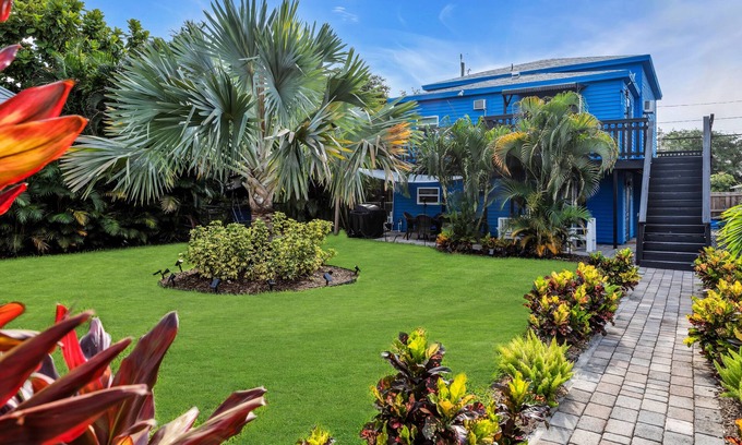 Mango Groves Condo | Bright & Fun 2BR w/HugeYard&WiFi Near Beach & WPB