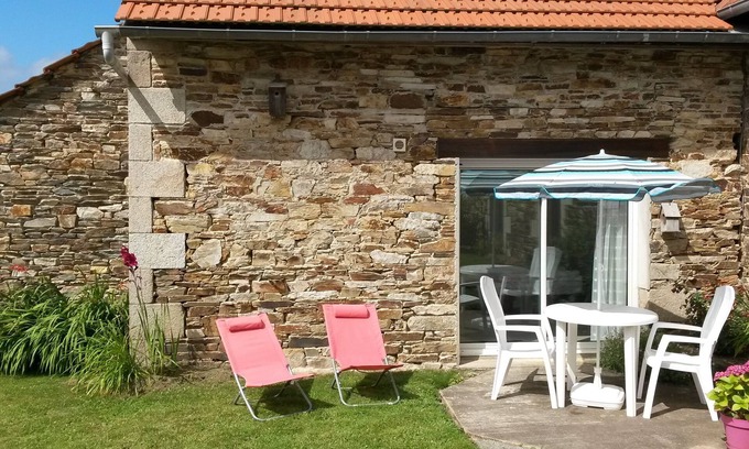 Lannion Apartment | Bright gîte with terrace and quiet garden