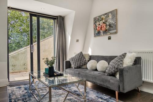 Southfields Apartment | Bright & Glamorous Apartment 1BR 1BA Private Balcony