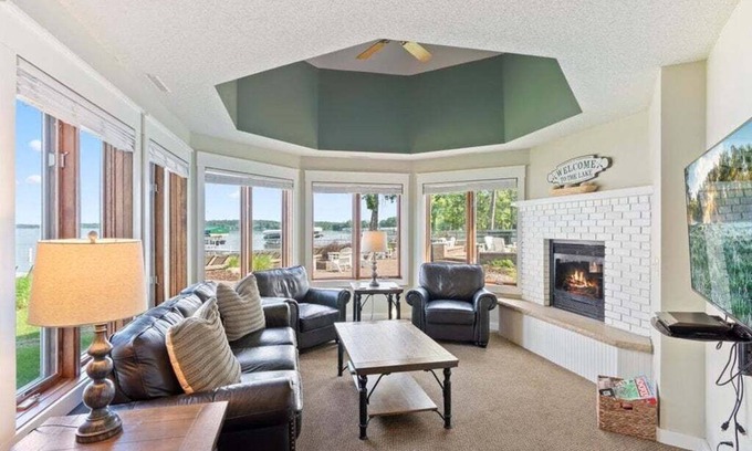 Nisswa Condo | Bright Lakefront Getaway, steps from sandy Gull Lake beach