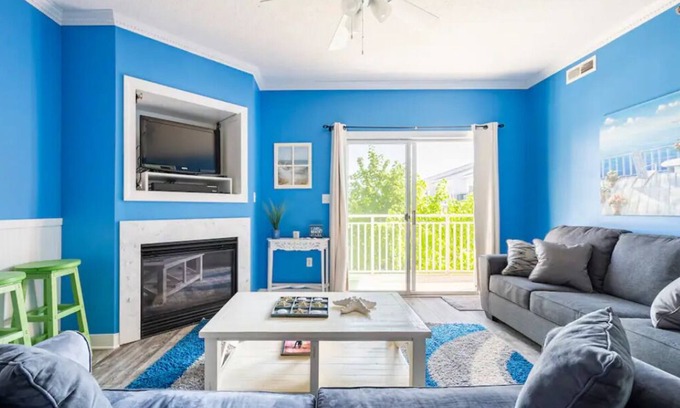Midtown Ocean City Condo | Bright Midtown Condo with pool/hot tub restaurants, family spots, and the beach!