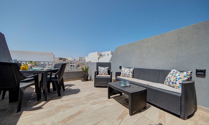 Marsa Apartment | Bright, Modern and centrally located 2-bd Top Floor Pth