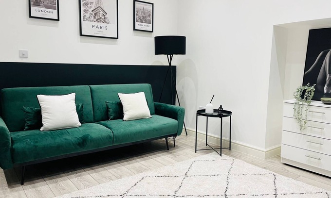 Ealing Apartment | Bright Modern Flat in Ealing - Next to Tube and City Centre