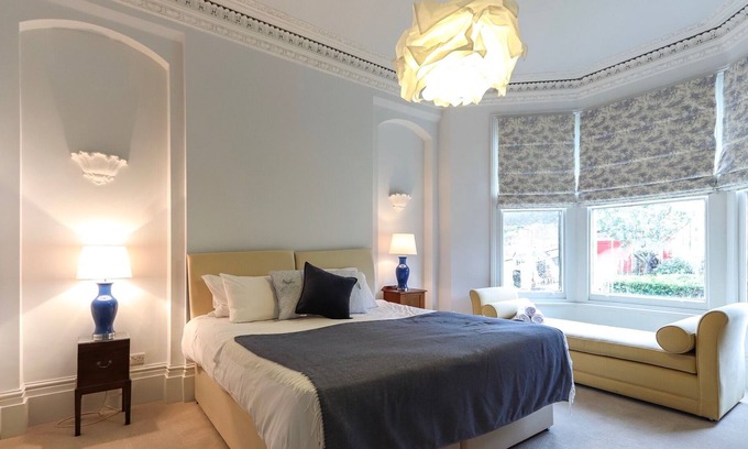 Cotham Apartment | Bright Modern Two Bed with Parking
