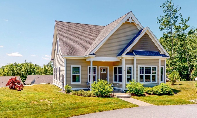 Arundel Cottage | Bright & modern home near the coast with pool, WiFi, game room & gym