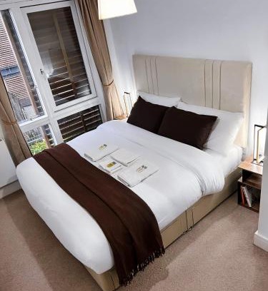 Highams Park Apartment | Bright Modern London 2-Bed Apartment with 2-Bath & Balcony View