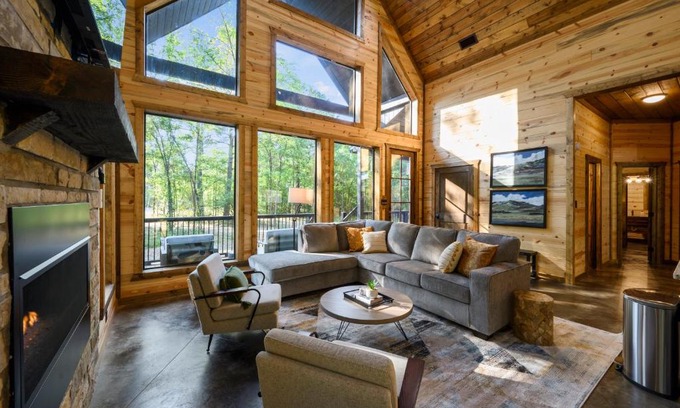 Pickens House | Bright Modern Luxury - Broken Bow Dream Retreat