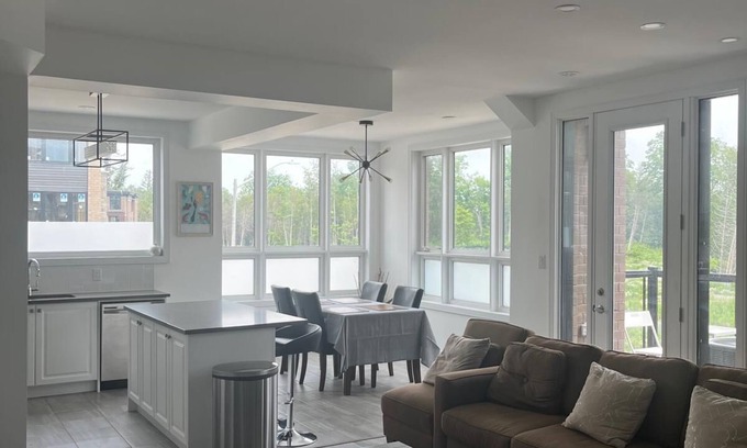 Barrie House | Bright Modern Retreat in Barrie South close to amenities, beaches and shopping