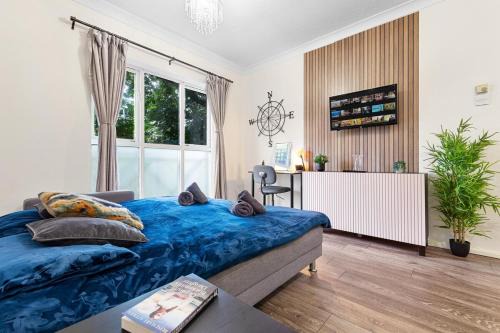 New Cross Apartment | Bright modern suite near tower bridge