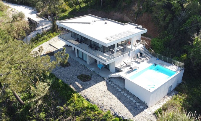 Alcobaca House | Bright modern villa (6p) surrounded by nature with top views near Nazaré