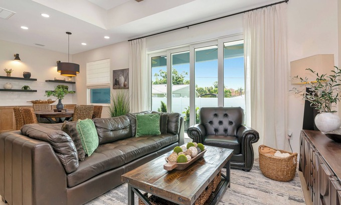 South Venice House | Bright New Home Family Oasis Near the Shore