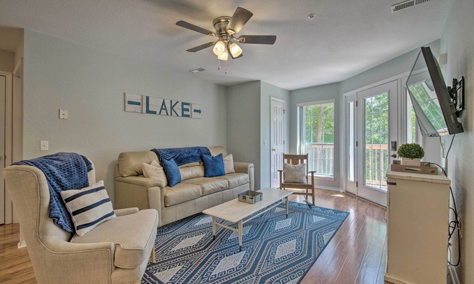 Kimberling City Condo | Bright Ozarks Condo w/Balcony & Lake Views!