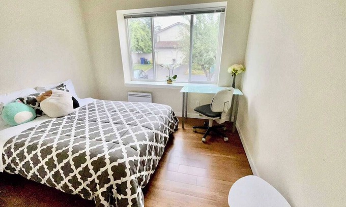 Haller Lake House | Bright Peaceful Private Room in North Seattle Great Transit Access