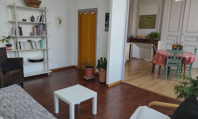 Rochefort Apartment | Bright, quiet 53 m2 apartment, conveniently located (port/market/royal harbor)