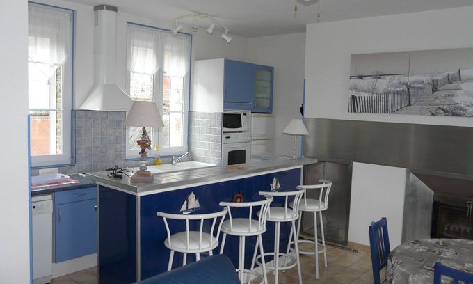 Le Treport Apartment | BRIGHT, QUIET APARTMENT FACING THE PORT