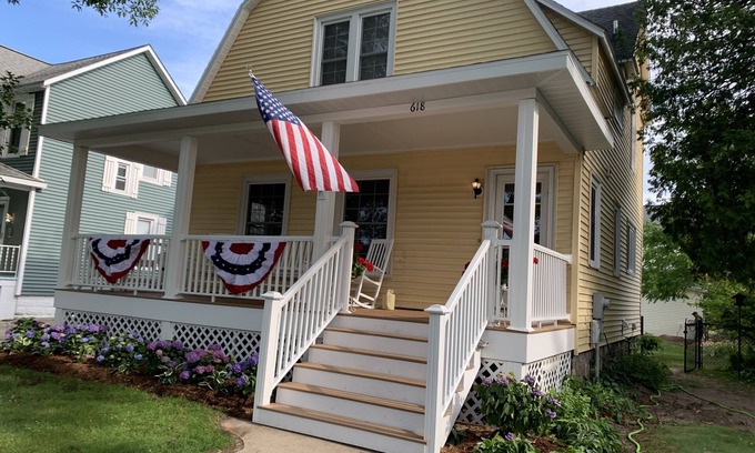 Frankfort House | Bright Remodeled 3br in town, walk to beach and bay!