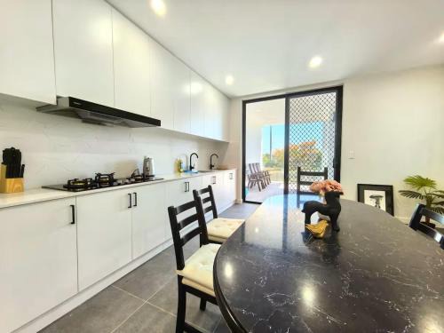 Riverwood House | Bright room with queen bed and balcony near train station