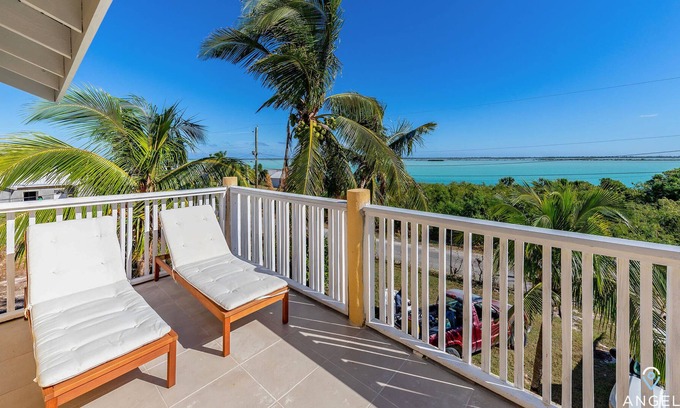 Bottle Creek Apartment | Bright & Roomie Bottle Creek APT w/Sunrise Balcony