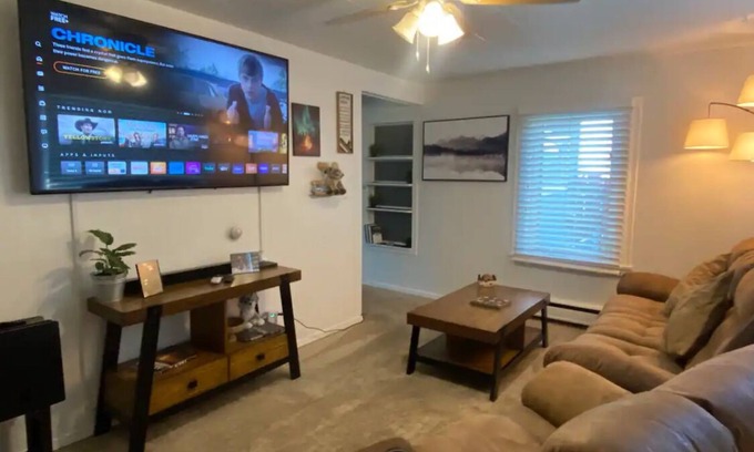 Fairbanks House | Bright & Roomy 2 Bedroom